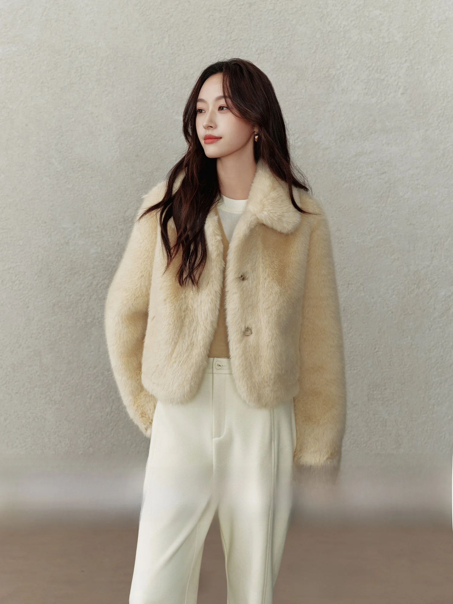 Eco-Friendly Short Fur Coat Women's Winter Fashionable Minimalist Style Warm Polyester Fiber Long Sleeve Button Closure
Eco-Friendly Short Fur Coat Women's Winter Fashionable Minimalist Style Warm Polyester Fiber Long Sleeve Button Closure
