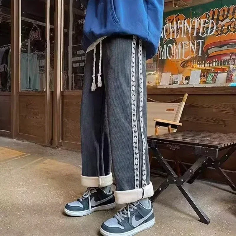 Новые вельветовые брюки в полоску по бокам для мужчин, осенние утолщенные мешковатые прямые широкие спортивные штаны Y2K, винтажные уличные брюки
Новые вельветовые брюки в полоску по бокам для мужчин, осенние утолщенные мешковатые прямые широкие спортивные штаны Y2K, винтажные уличные брюки