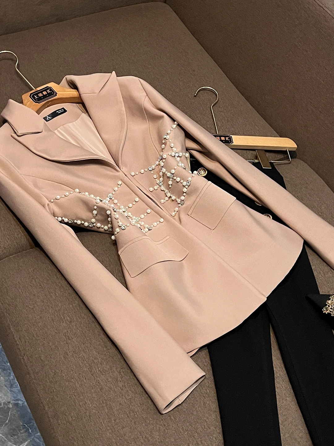 Женский костюм Winter Faion Heavy Embellied Diamond с поясом Quali Jaet Z205 Sli, длинное пальто Све с вышивкой
Женский костюм Winter Faion Heavy Embellied Diamond с поясом Quali Jaet Z205 Sli, длинное пальто Све с вышивкой