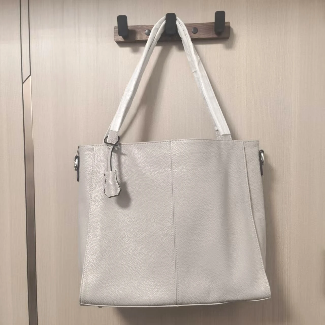 Real Cow Leather Large Capacity Tote Bag Soft Cowhide Simple Designer Women Commuter Single Shoulder Handbag
Real Cow Leather Large Capacity Tote Bag Soft Cowhide Simple Designer Women Commuter Single Shoulder Handbag