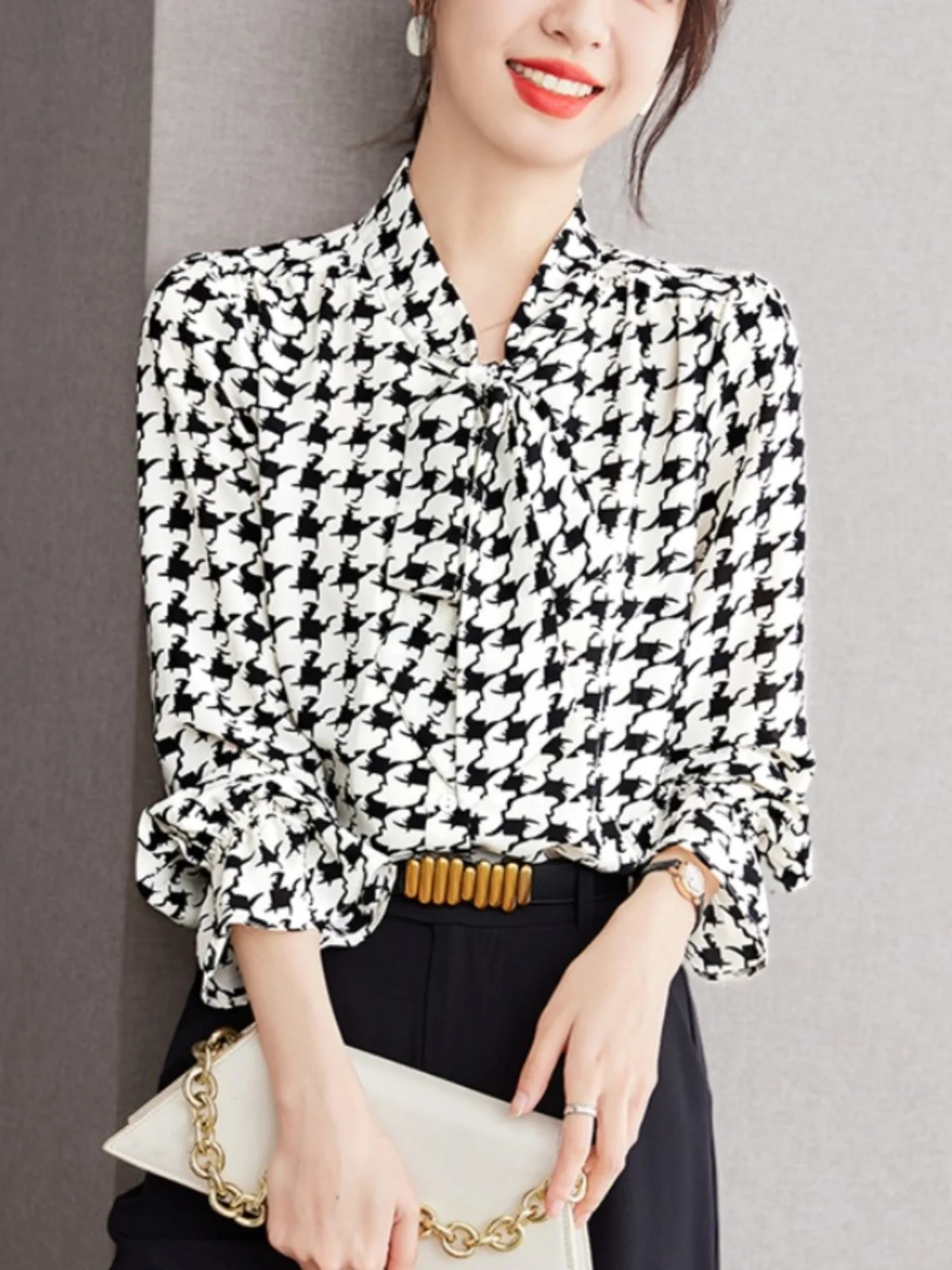 Женская блузка из шифона с длинным рукавом, с цветочным принтом, в корейском стиле, свободного кроя, для весны и осени
Женская блузка из шифона с длинным рукавом, с цветочным принтом, в корейском стиле, свободного кроя, для весны и осени