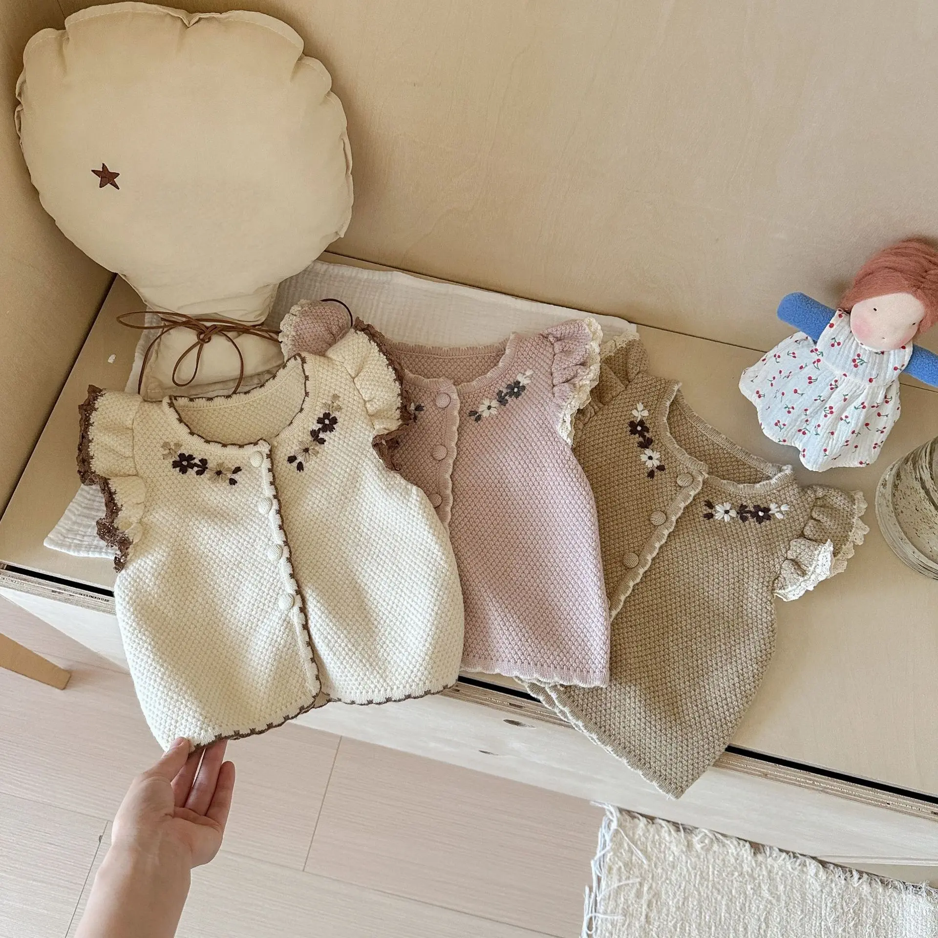 Original innovative solid colour embroidery waistcoat wooden ear sleeve vest models children's jumper 2025 autumn winter
Original innovative solid colour embroidery waistcoat wooden ear sleeve vest models children's jumper 2025 autumn winter