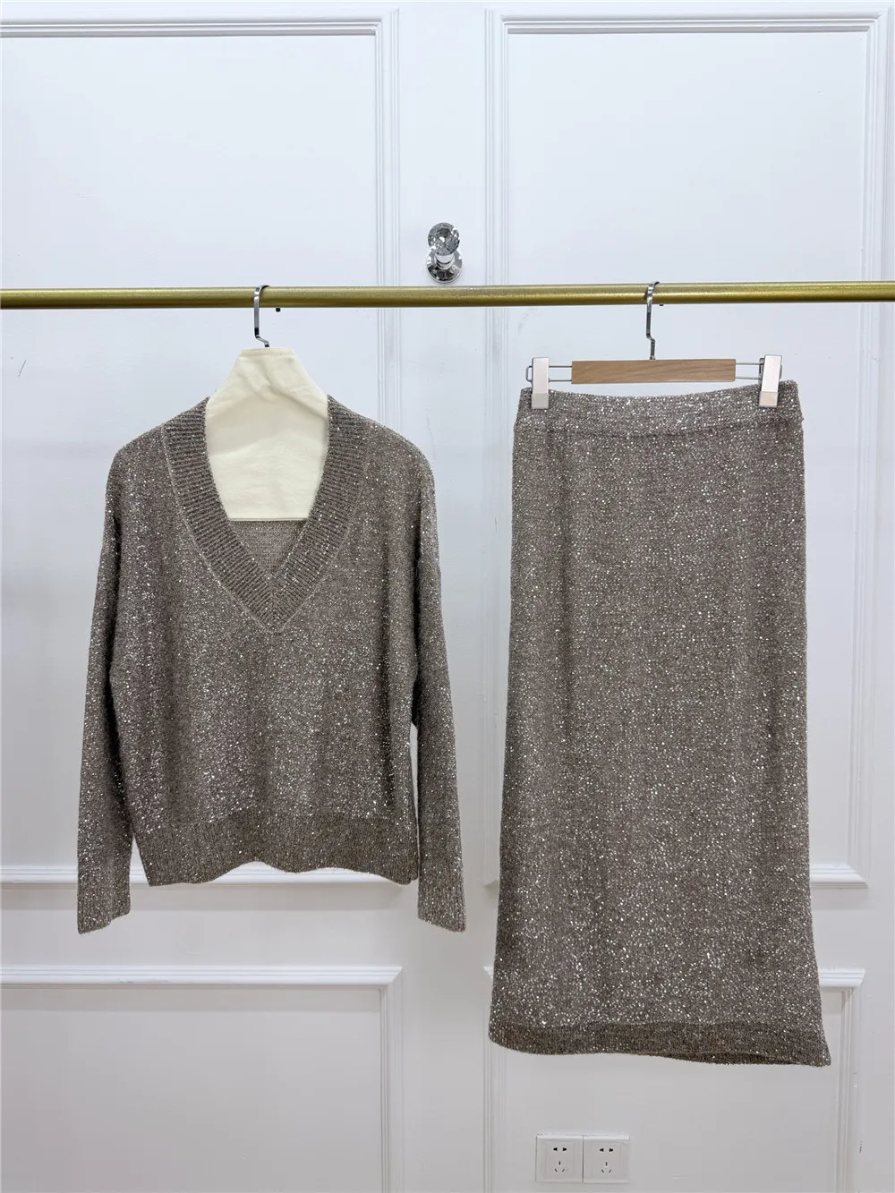 Spring Summer Versatile Two-Piece Set Fine Sequined Knitted Top And Skirt Suit For Women
Spring Summer Versatile Two-Piece Set Fine Sequined Knitted Top And Skirt Suit For Women