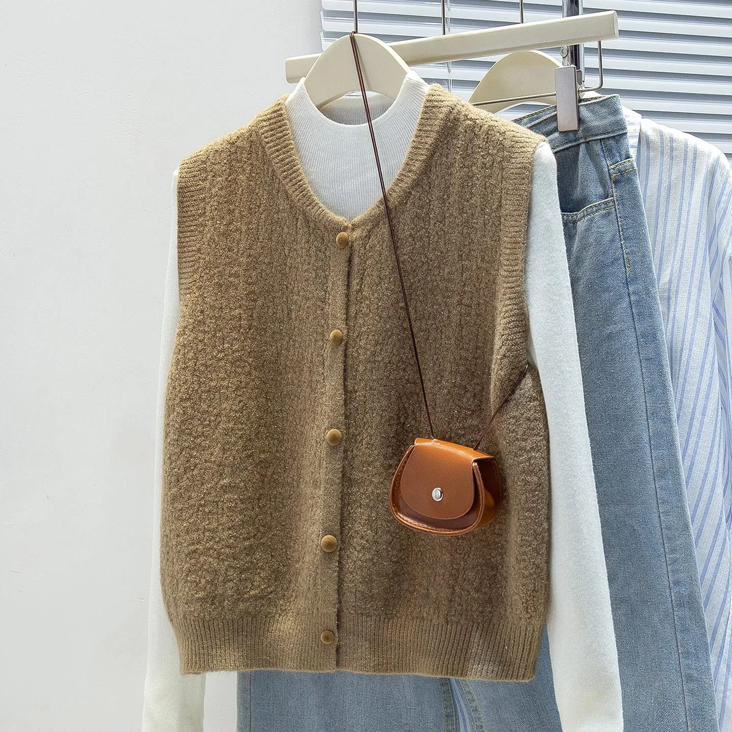 Soft Cotton Knitted Vest Women's round Ne Sweater Pure Color Autumn Winter Faionable Layering Tool White Enhancing Vest
Soft Cotton Knitted Vest Women's round Ne Sweater Pure Color Autumn Winter Faionable Layering Tool White Enhancing Vest