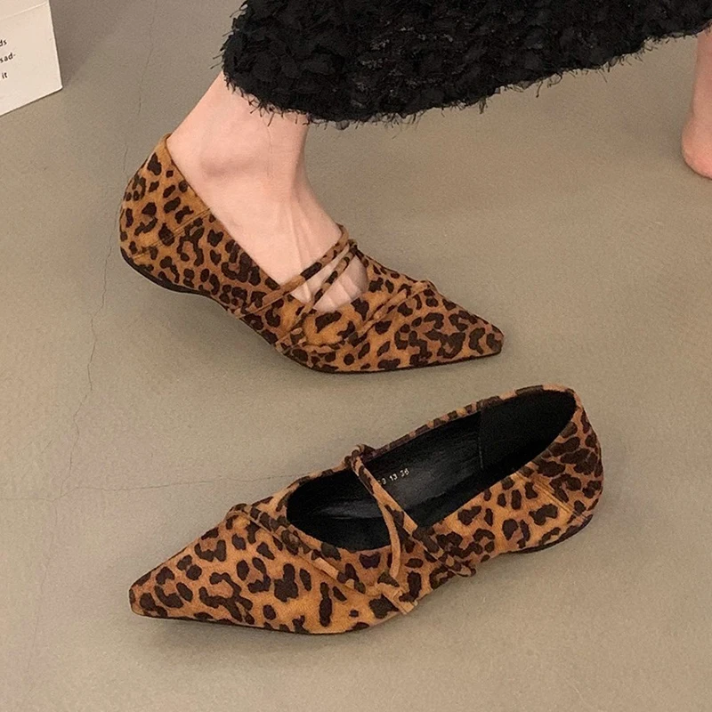 Женские лоферы с леопардовым принтом и острым носком, повседневная обувь на плоской подошве, 2026, весенние пикантные модельные замшевые туфли, повседневные прогулочные туфли Zapatos
Женские лоферы с леопардовым принтом и острым носком, повседневная обувь на плоской подошве, 2026, весенние пикантные модельные замшевые туфли, повседневные прогулочные туфли Zapatos
