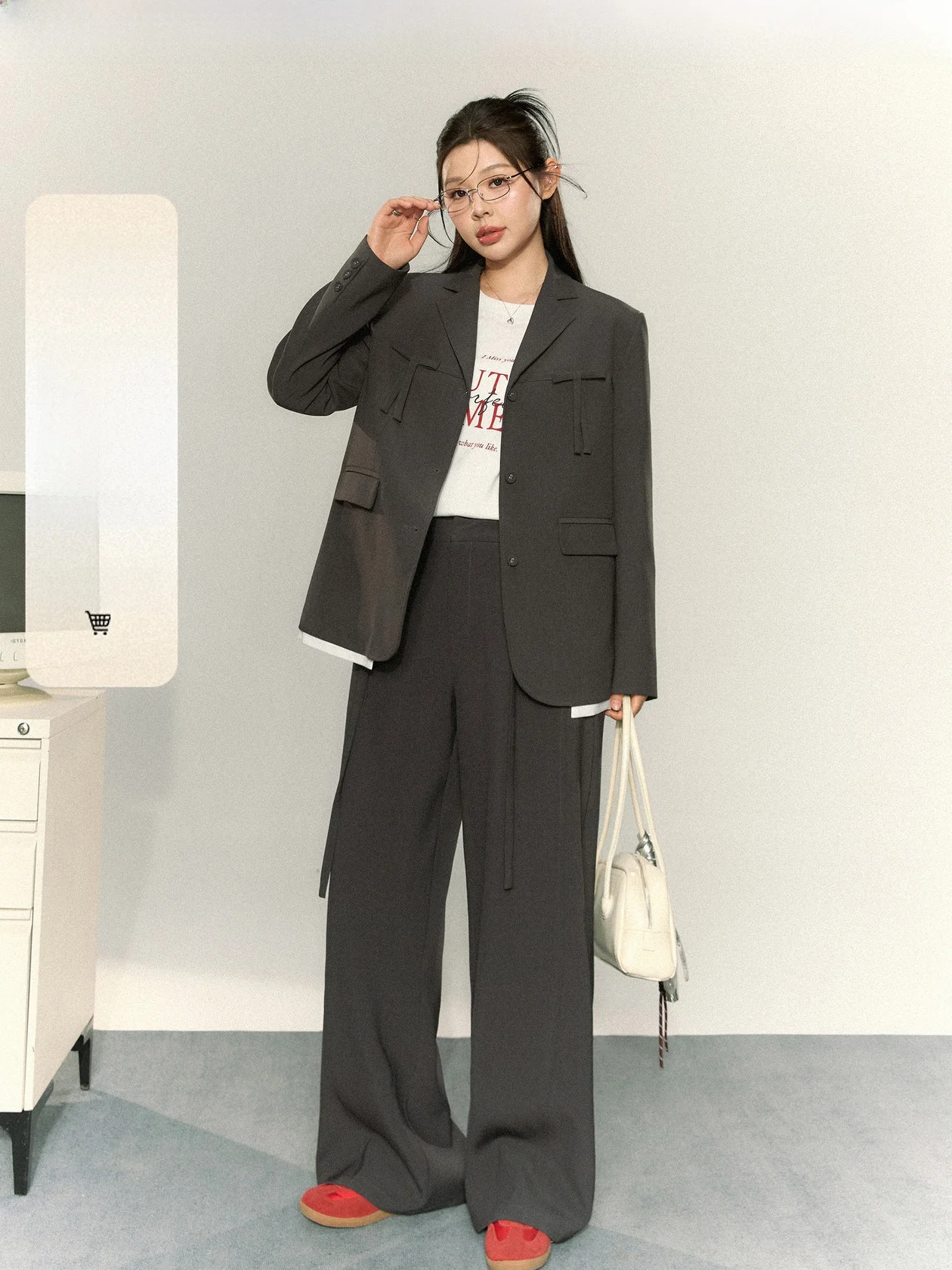 Костюм-пиджак больших размеров с узловой застежкой, верхняя одежда для полных женщин, элегантный повседневный шик, из полиэфирного волокна
Костюм-пиджак больших размеров с узловой застежкой, верхняя одежда для полных женщин, элегантный повседневный шик, из полиэфирного волокна