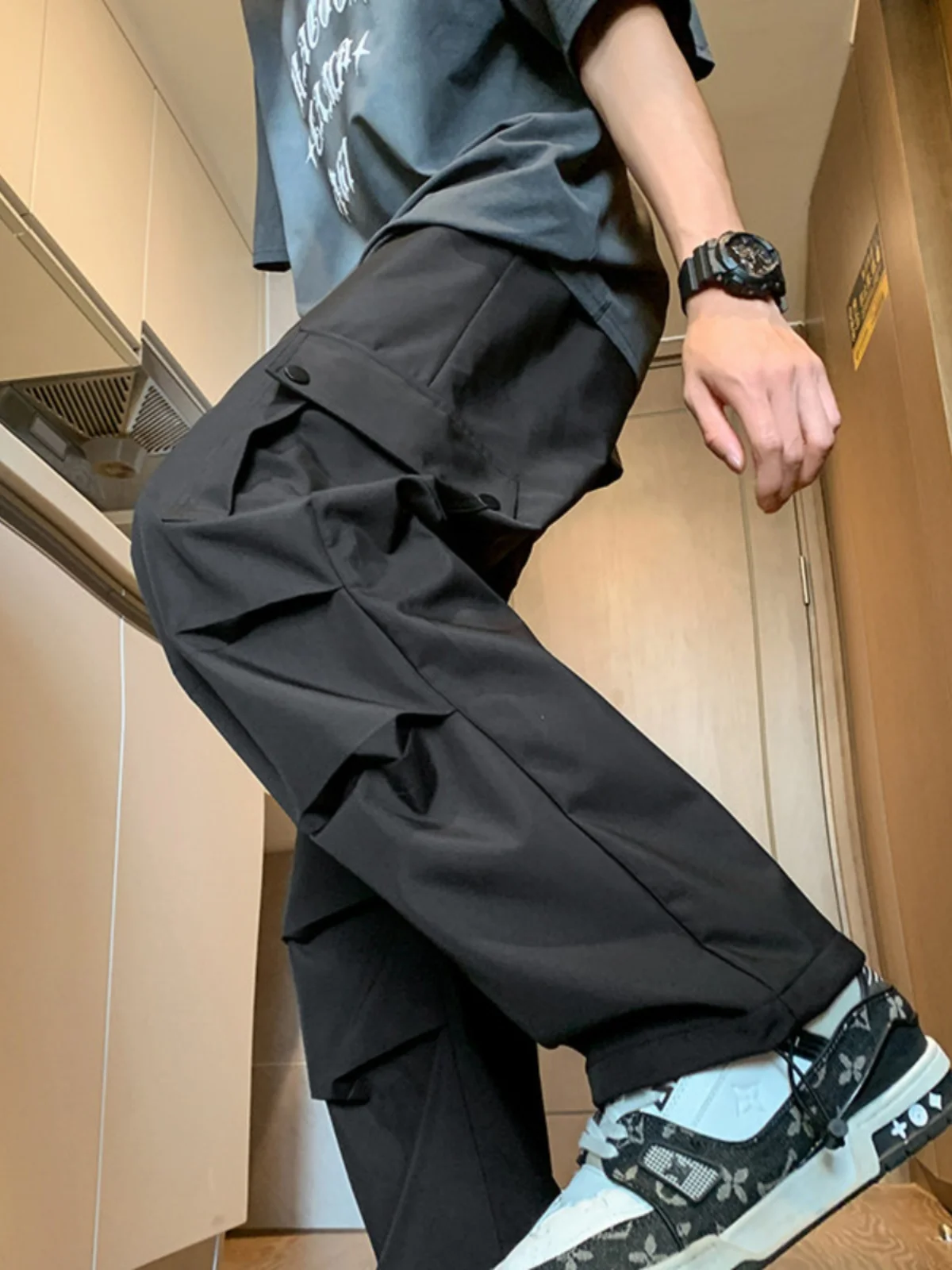 Мужские повседневные брюки прямого кроя, весенне-осенние свободные брюки-карго в американском стиле High Street, молодежная энергичная мода
Мужские повседневные брюки прямого кроя, весенне-осенние свободные брюки-карго в американском стиле High Street, молодежная энергичная мода