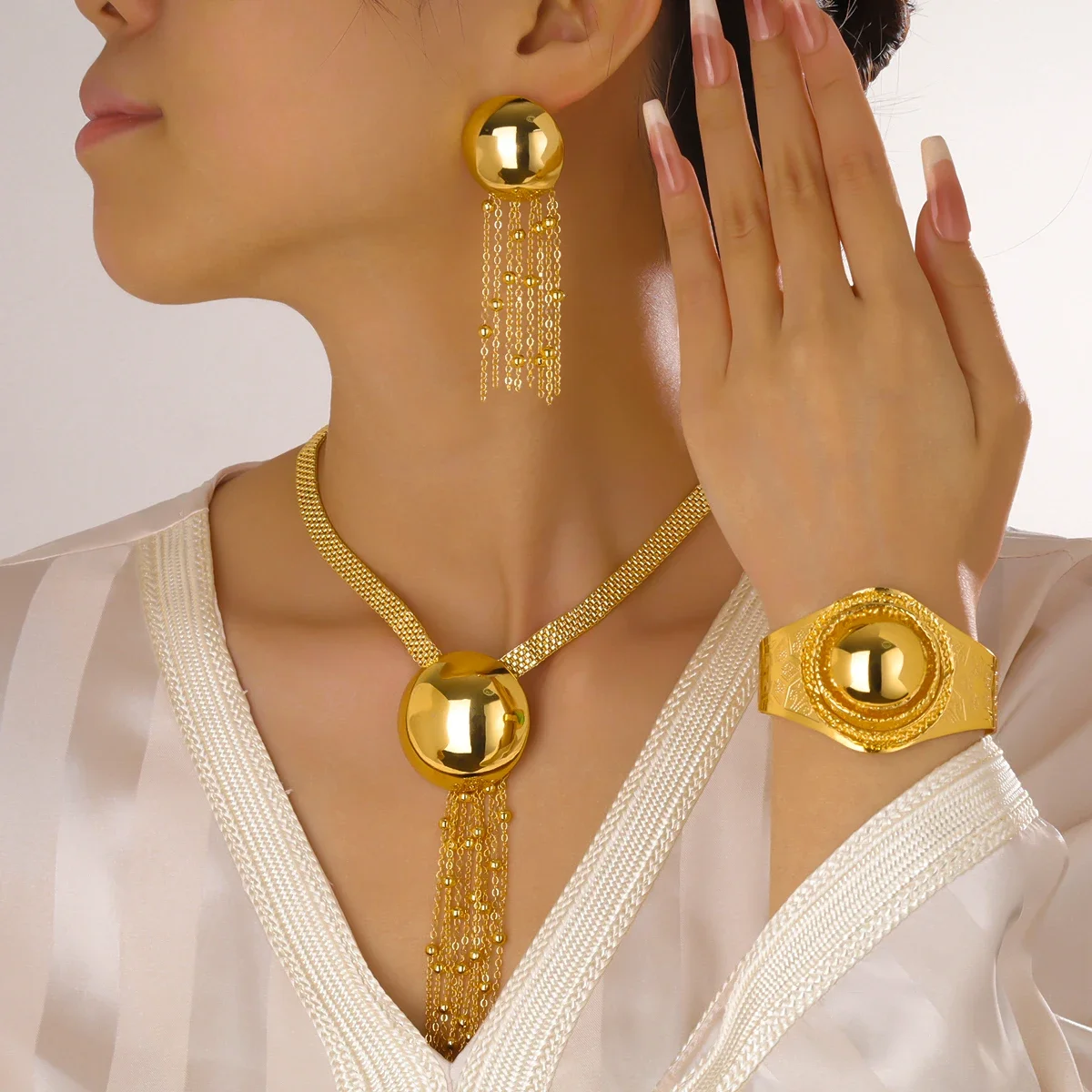 4 шт./компл. Дубай золотого цвета медные комплекты ювелирных изделий для женщин свадебные роскошные нигерийские африканские свадебные вечерние ожерелья серьги браслет
4 шт./компл. Дубай золотого цвета медные комплекты ювелирных изделий для женщин свадебные роскошные нигерийские африканские свадебные вечерние ожерелья серьги браслет