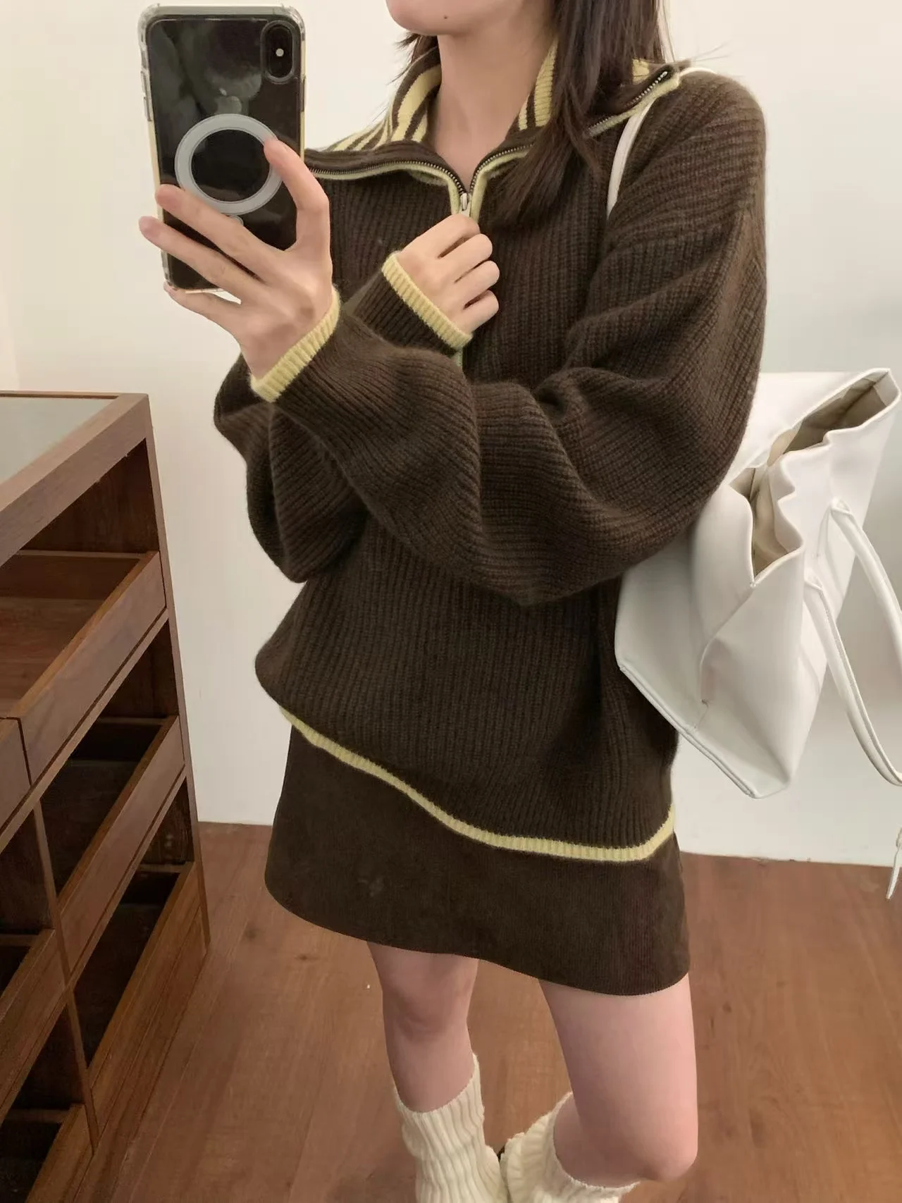 Autumn and winter new Korean version of loose lazy wind lapels knitted women's Joker sweater top cashmere sweater
Autumn and winter new Korean version of loose lazy wind lapels knitted women's Joker sweater top cashmere sweater