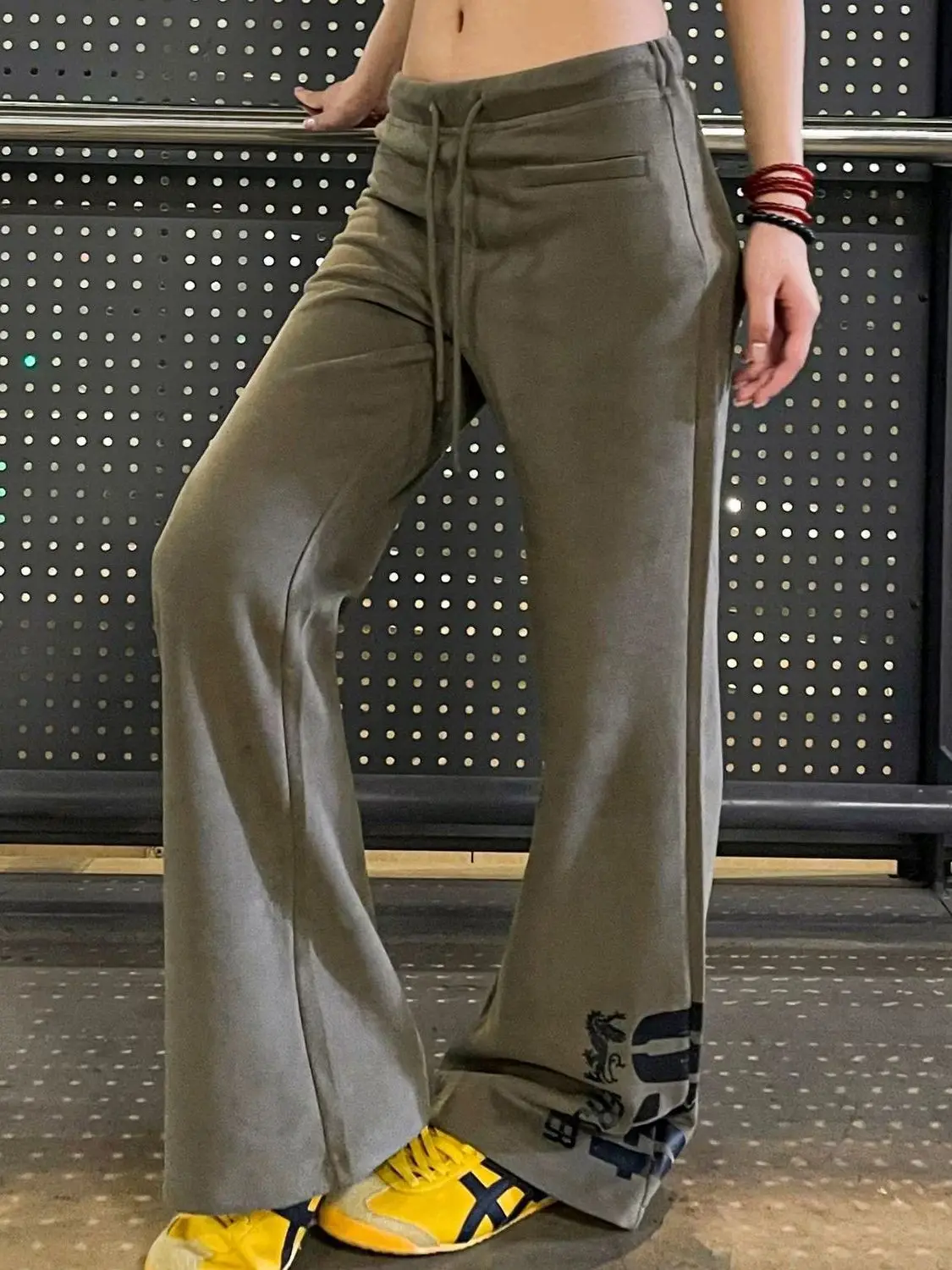 Low Waist Street Dance Pants Women's Casual Loose Fit Flared Leggings American Street Letter Print Autumn Spor Streetwear
Low Waist Street Dance Pants Women's Casual Loose Fit Flared Leggings American Street Letter Print Autumn Spor Streetwear