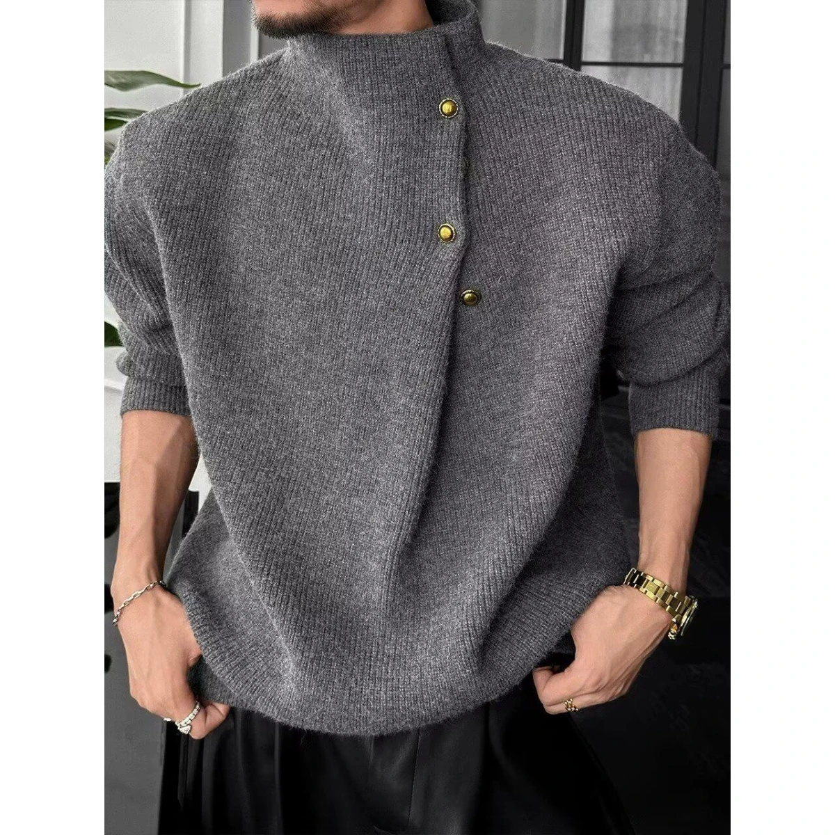 Мужской трикотажный свитер с высоким воротником, необычным дизайном пуговиц, свободного кроя, из полиэфирного волокна, с V-образным вырезом, длинными рукавами, в американском повседневном стиле
Мужской трикотажный свитер с высоким воротником, необычным дизайном пуговиц, свободного кроя, из полиэфирного волокна, с V-образным вырезом, длинными рукавами, в американском повседневном стиле