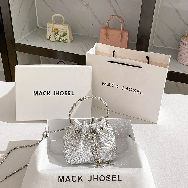 Модная летняя сумка-ведро с бриллиантовой отделкой, создающая ощущение роскоши, металлическая сумочка для вечерних мероприятий с цепочкой-ремешком
Модная летняя сумка-ведро с бриллиантовой отделкой, создающая ощущение роскоши, металлическая сумочка для вечерних мероприятий с цепочкой-ремешком