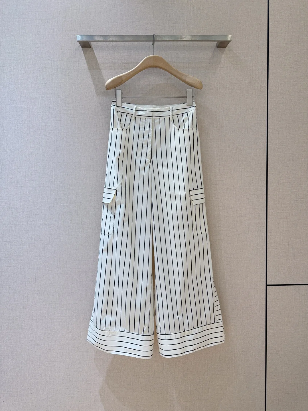 High quality new high waisted striped commuting pants, fashionable multifunctional striped straight leg pants
High quality new high waisted striped commuting pants, fashionable multifunctional striped straight leg pants