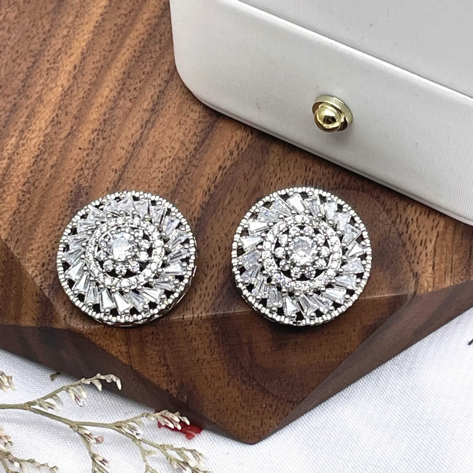 5pc super sparkling copper crystal diamond zircon metal button for clothing cardigans, coats, sweaters suits sewing accessories
5pc super sparkling copper crystal diamond zircon metal button for clothing cardigans, coats, sweaters suits sewing accessories