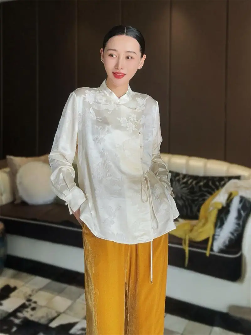 Шелковый женский традиционный китайский универсальный длинный халат с пуговицами, завязками на талии и цветочной вышивкой
Шелковый женский традиционный китайский универсальный длинный халат с пуговицами, завязками на талии и цветочной вышивкой