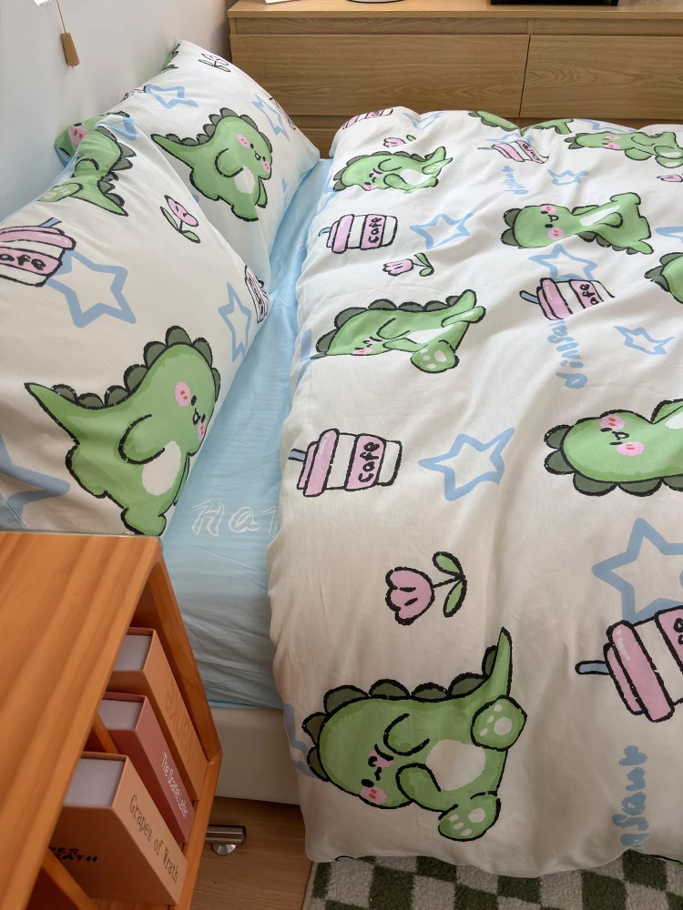 Комплект постельного белья Cute Little Dinosaur, 100% хлопок, 1 пододеяльник, 2 Наволочки, очаровательные Мультяшные принты
Комплект постельного белья Cute Little Dinosaur, 100% хлопок, 1 пододеяльник, 2 Наволочки, очаровательные Мультяшные принты