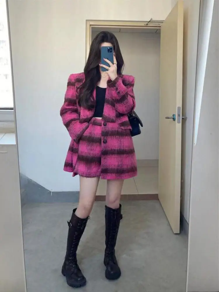 Retro Women Rose Red Patchwork Woolen Plaid Long Sleeve Suit Coat + High Waist Shorts 2023 Autumn Winter New Two-piece Set Trend
Retro Women Rose Red Patchwork Woolen Plaid Long Sleeve Suit Coat + High Waist Shorts 2023 Autumn Winter New Two-piece Set Trend