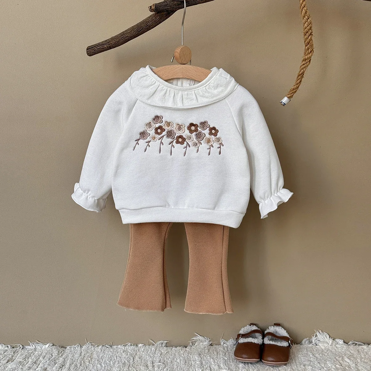Baby Girls Cute Flower Embroidery Long Sleeved Lapel Pullover+ Casual Flared Pants Set Autumn Winter Thickened Plush Set
Baby Girls Cute Flower Embroidery Long Sleeved Lapel Pullover+ Casual Flared Pants Set Autumn Winter Thickened Plush Set