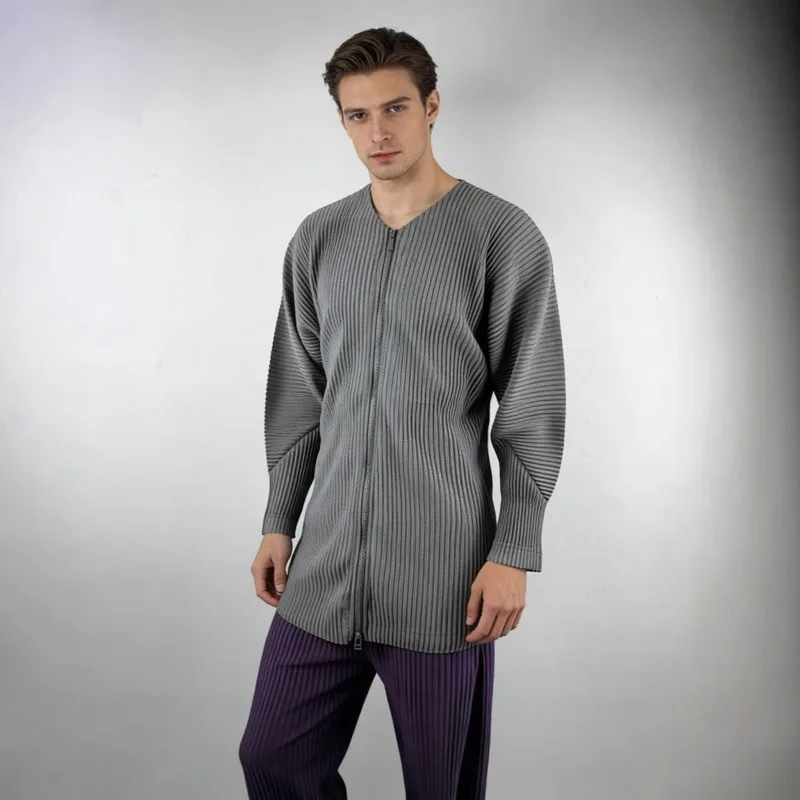 Мужская плиссированная куртка Miyake Original с круглым вырезом, весна-лето 2026, новая повседневная модель с длинным рукавом, V-образным вырезом и молнией, плиссированный топ
Мужская плиссированная куртка Miyake Original с круглым вырезом, весна-лето 2026, новая повседневная модель с длинным рукавом, V-образным вырезом и молнией, плиссированный топ