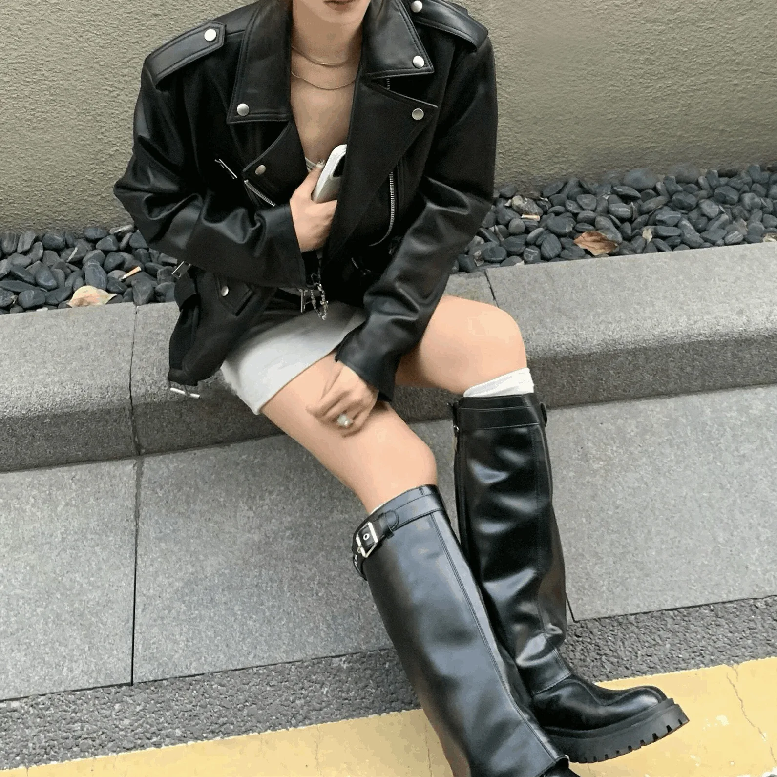 High-end Black Lapel Motorcycle Leather Jacket Women's 2025 Autumn New Sweet Cool Hot Girl Style Loose Short Jacket Trend
High-end Black Lapel Motorcycle Leather Jacket Women's 2025 Autumn New Sweet Cool Hot Girl Style Loose Short Jacket Trend