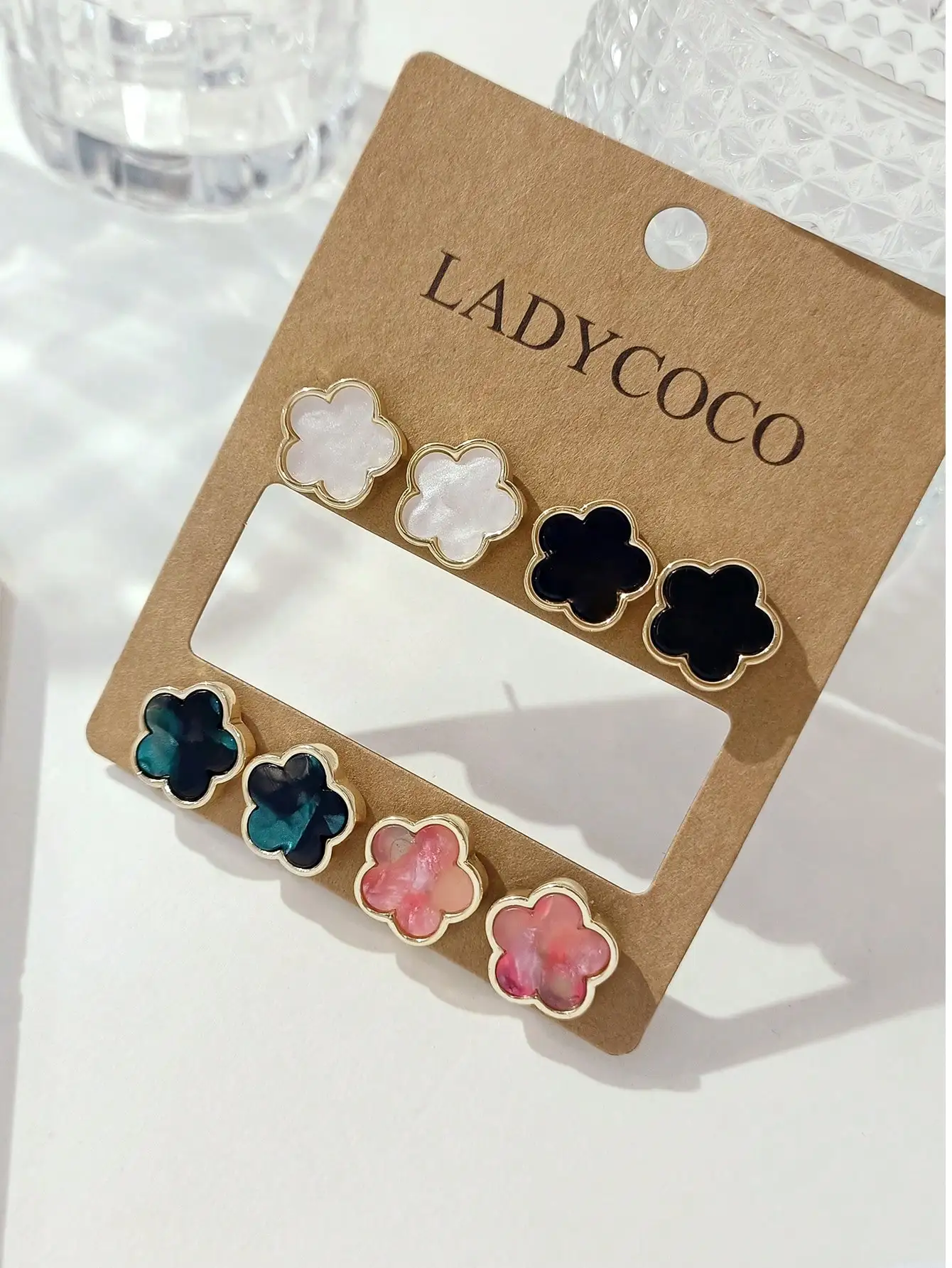 LADYCOCO 4 Pairs Clover Stud Earrings Set for Women, Fashionable Daily Wear with Gold Trim
LADYCOCO 4 Pairs Clover Stud Earrings Set for Women, Fashionable Daily Wear with Gold Trim