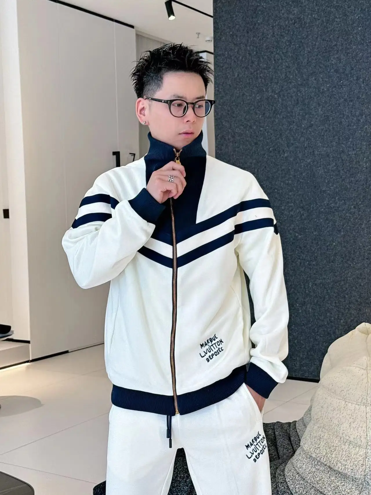 Men's thick autumn and winter suits high luxury personality trend fashion jacket jacket + pants two suits
Men's thick autumn and winter suits high luxury personality trend fashion jacket jacket + pants two suits