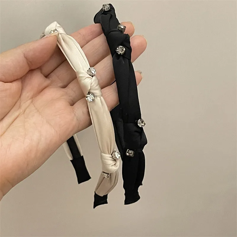 Elegant French Style Rhinestone Headband – Bow Knot Design with Soft Fabric, Chic & Minimalist for Daily Wear Hair Bands
Elegant French Style Rhinestone Headband – Bow Knot Design with Soft Fabric, Chic & Minimalist for Daily Wear Hair Bands