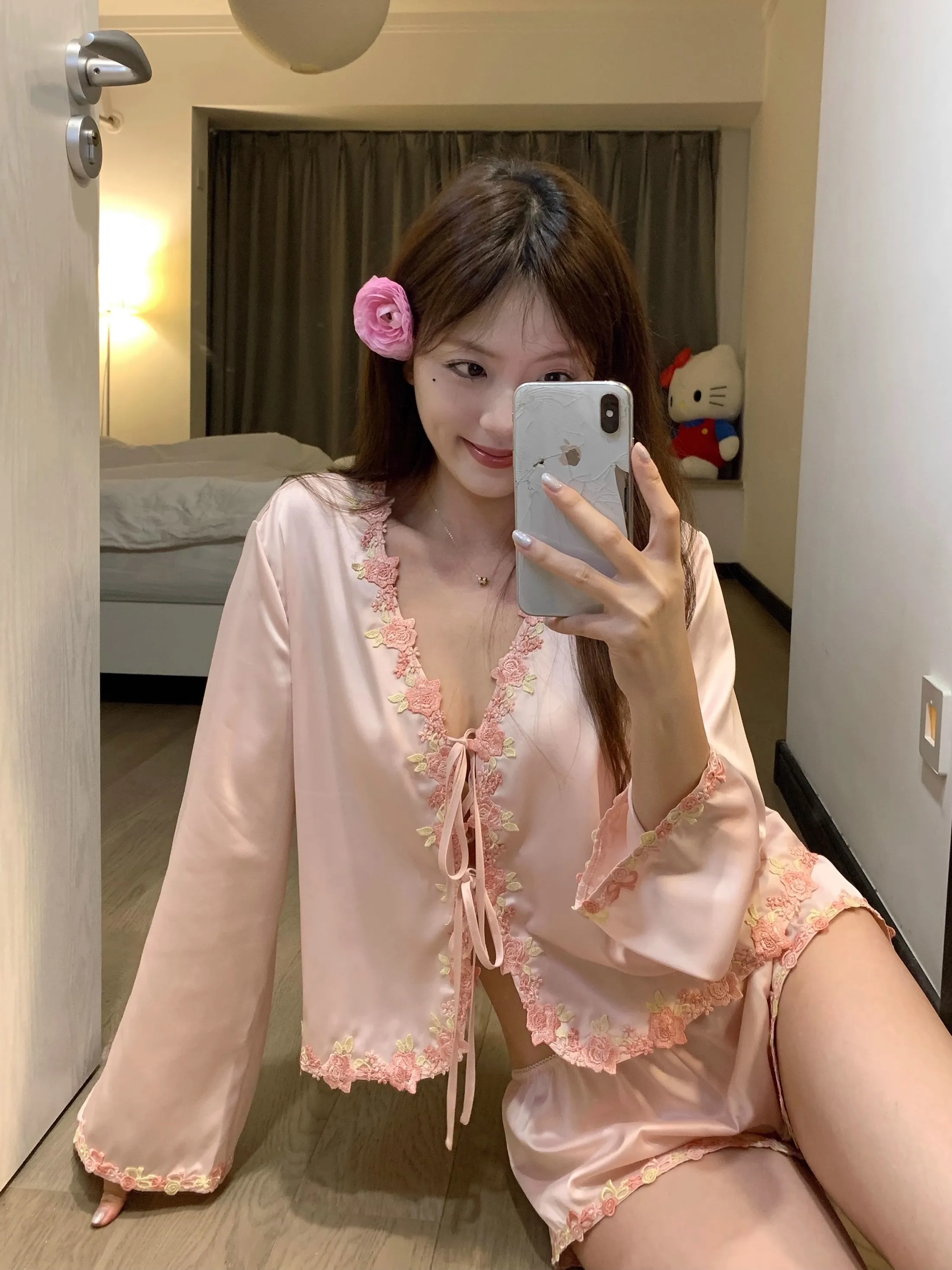 Sexy Large Size V-Neck Embroidered Lace Ice Silk Sleepwear Set Women Summer plus Size 300 Pounds Long Sleeve Shorts Home Clothes
Sexy Large Size V-Neck Embroidered Lace Ice Silk Sleepwear Set Women Summer plus Size 300 Pounds Long Sleeve Shorts Home Clothes