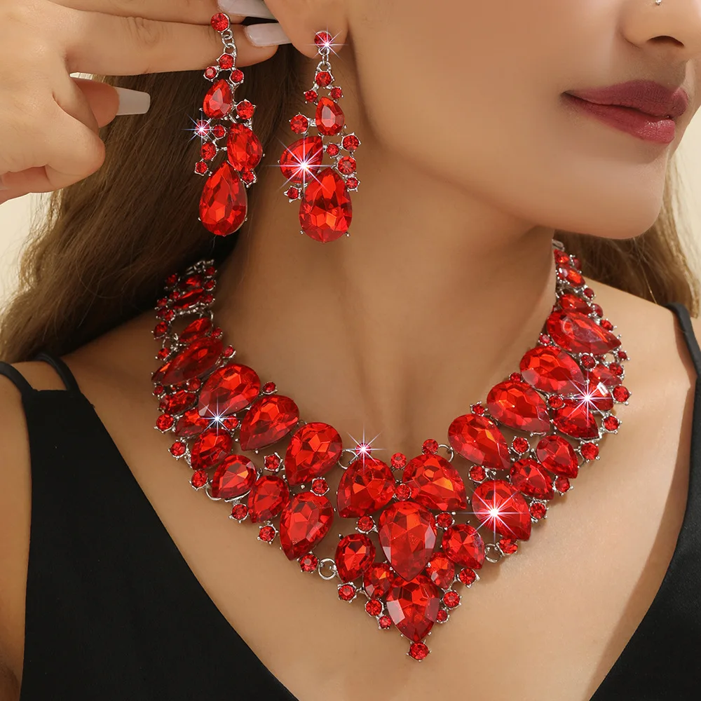 Роскошные комплекты ювелирных изделий со стразами и каплями воды для женщин, кулон с кристаллами, ожерелье, серьги-гвоздики, свадебное платье, комплект свадебных украшений
Роскошные комплекты ювелирных изделий со стразами и каплями воды для женщин, кулон с кристаллами, ожерелье, серьги-гвоздики, свадебное платье, комплект свадебных украшений