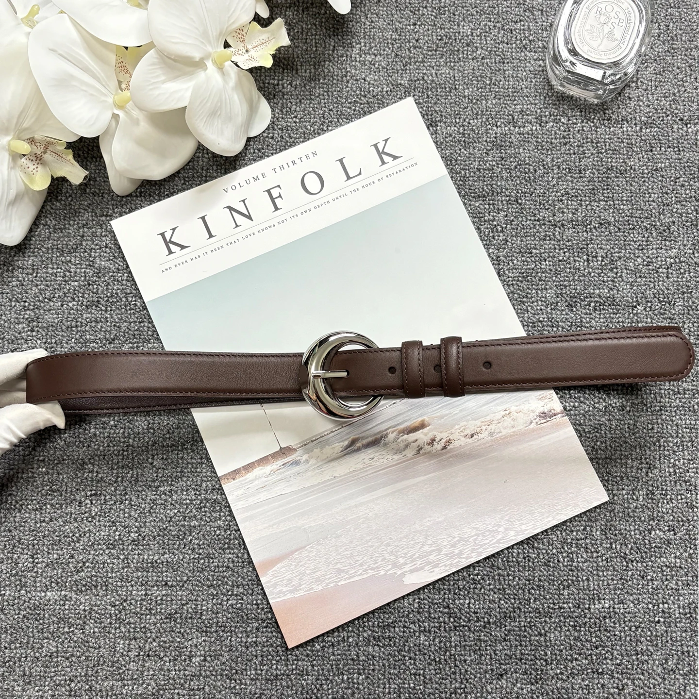 Playful three-dimensional round buckle cowhide belt, genuine leather silver buckle women's thin belt, casual deep brown decorati
Playful three-dimensional round buckle cowhide belt, genuine leather silver buckle women's thin belt, casual deep brown decorati