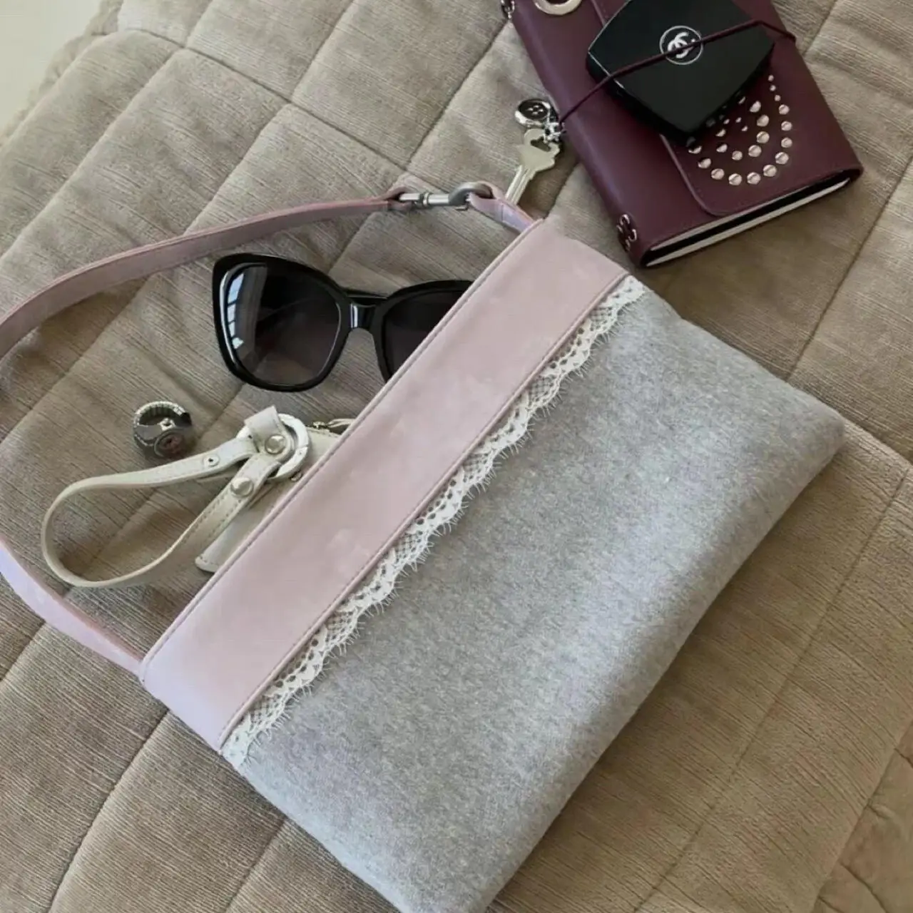 HietaIris Lightweight Lace Contrast Color Handbag Underarm Casual Spring 2026 New Style Ladies Bag Square Shape Sing...
HietaIris Lightweight Lace Contrast Color Handbag Underarm Casual Spring 2026 New Style Ladies Bag Square Shape Sing...
