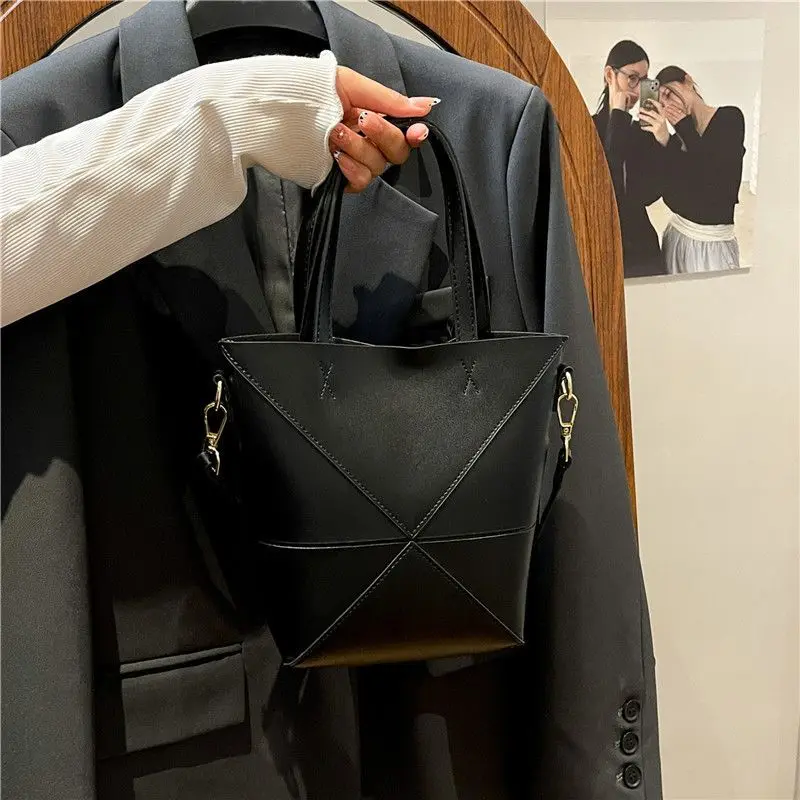 2025 Новая лесная модная новая женская сумка, легкая роскошная сумка в корейском иностранном стиле, большая вместимость
2025 Новая лесная модная новая женская сумка, легкая роскошная сумка в корейском иностранном стиле, большая вместимость