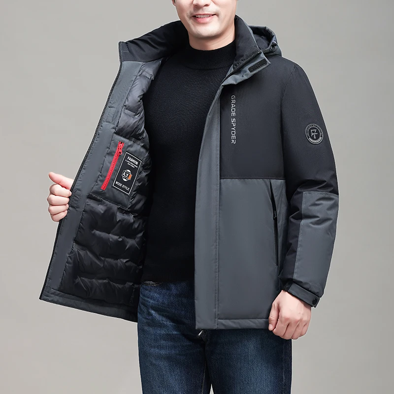Толстая, теплая мужская куртка на хлопковой подкладке с капюшоном зимы 2025 года, новая мужская куртка на хлопковой подкладке среднего возраста зимой.
Толстая, теплая мужская куртка на хлопковой подкладке с капюшоном зимы 2025 года, новая мужская куртка на хлопковой подкладке среднего возраста зимой.