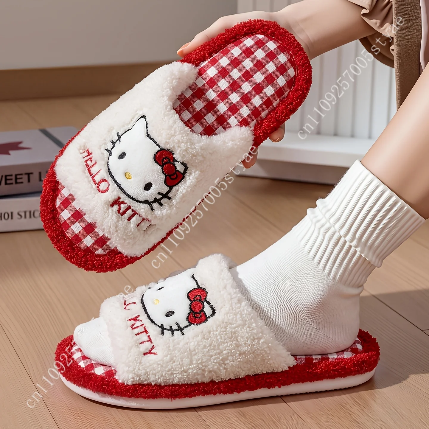 HELLO KITTY Soft and Comfortable Women'S Slippers Spring Autumn and Summer Home Slippers Casual and Convenient To Wear
HELLO KITTY Soft and Comfortable Women'S Slippers Spring Autumn and Summer Home Slippers Casual and Convenient To Wear