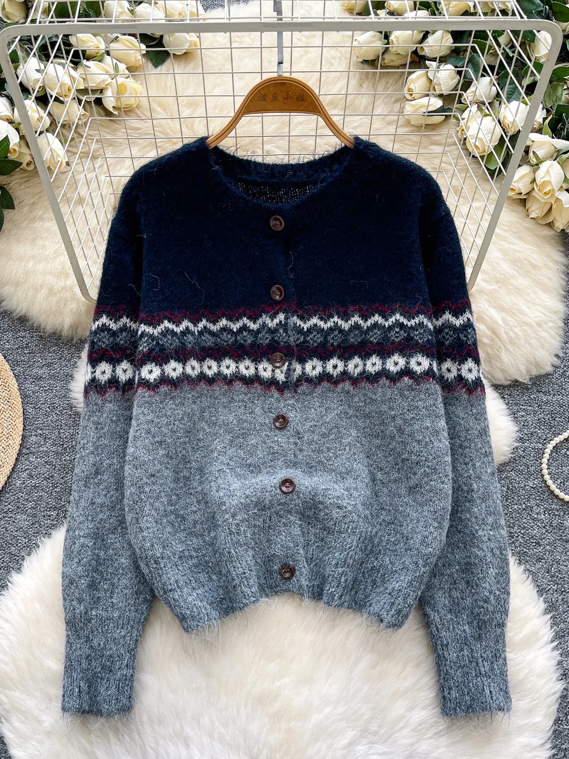 2026 New Autumn Winter Women O-neck Long Sleeve Jacquard Knitted Sweater Single Breasred Hit Color Loose Cardigan Tops
2026 New Autumn Winter Women O-neck Long Sleeve Jacquard Knitted Sweater Single Breasred Hit Color Loose Cardigan Tops