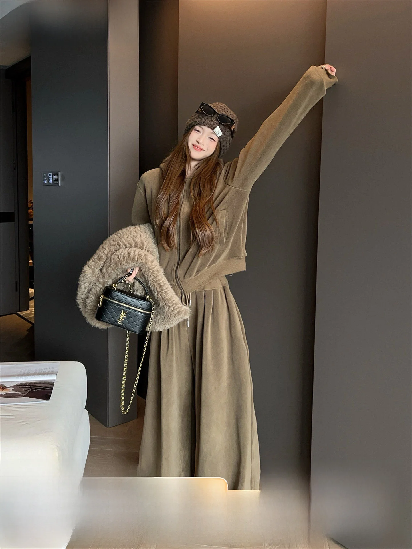 Fashionable Hooded Sweatshirt Sweatpants Plush Vest Three-Piece Set Women's Loose Casual Autumn Winter 2025 Trendy Ensemble
Fashionable Hooded Sweatshirt Sweatpants Plush Vest Three-Piece Set Women's Loose Casual Autumn Winter 2025 Trendy Ensemble