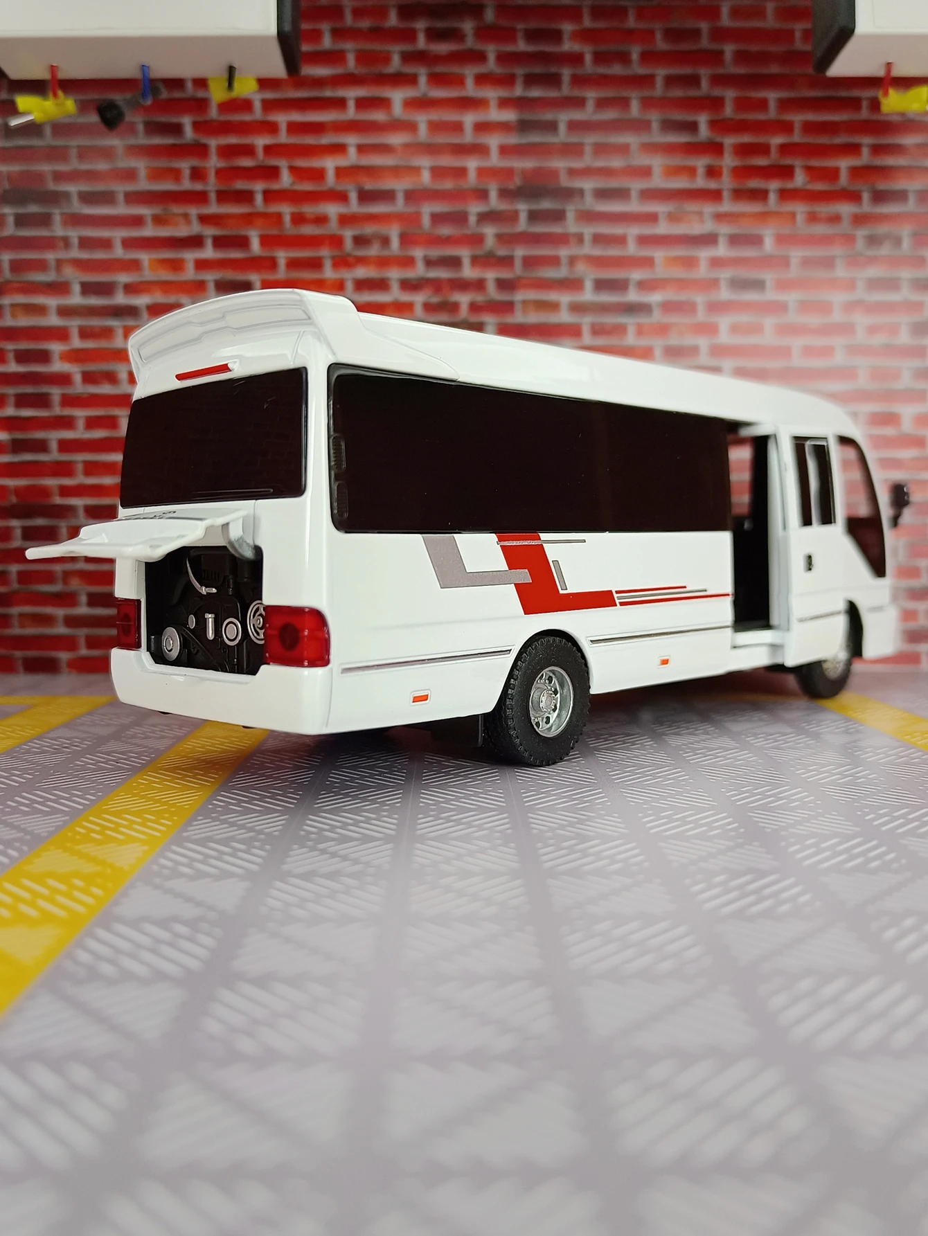 1:32 автобус Kauste, фургон из сплава, модель коммерческого автомобиля, украшения автомобиля, акустооптическая игрушка для открытия дверей с откатным механизмом 
1:32 автобус Kauste, фургон из сплава, модель коммерческого автомобиля, украшения автомобиля, акустооптическая игрушка для открытия дверей с откатным механизмом