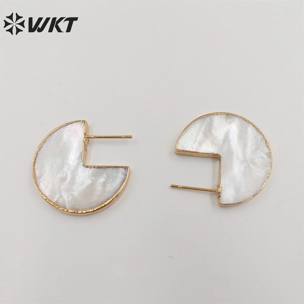 WT-MPE077 Wholesale gold plated natural MOP shell earring women crescent horn earring for wedling or office style earrings
WT-MPE077 Wholesale gold plated natural MOP shell earring women crescent horn earring for wedling or office style earrings
