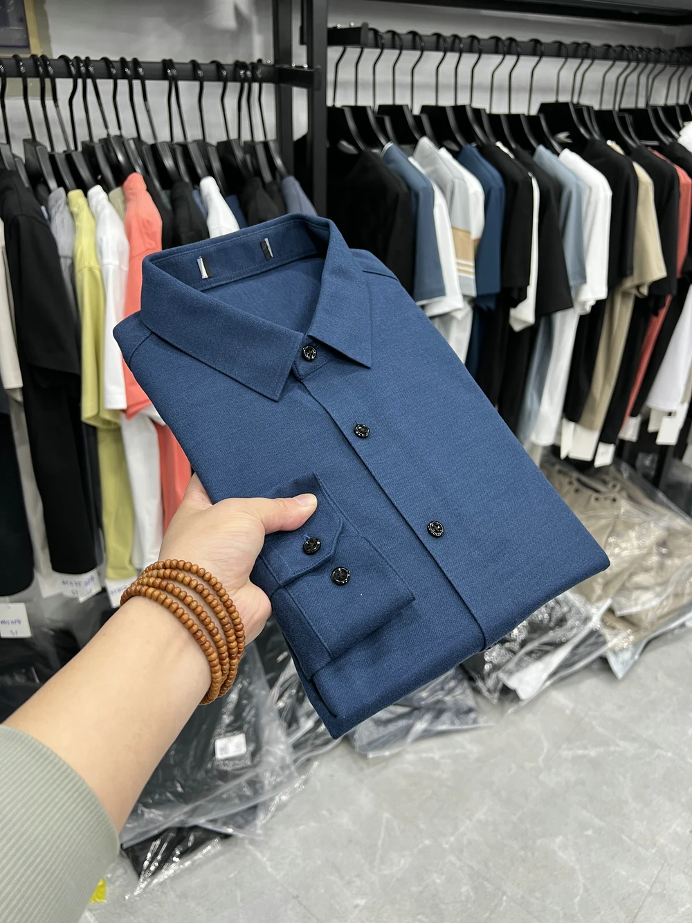 Dujia Casual Long Sleeve Carbon Fiber Shirt Micro Flocking Pure Color Bottom Shirt Dad Style Business Casual Loose Fit Shirt
Dujia Casual Long Sleeve Carbon Fiber Shirt Micro Flocking Pure Color Bottom Shirt Dad Style Business Casual Loose Fit Shirt