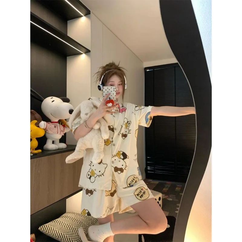 Новые летние милые пижамы Hello Kitty с лацканами, женские шорты с короткими рукавами, домашняя одежда, костюм, которую можно носить на улице
Новые летние милые пижамы Hello Kitty с лацканами, женские шорты с короткими рукавами, домашняя одежда, костюм, которую можно носить на улице