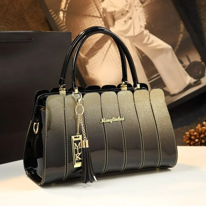 2026 New Genuine Leather Pillow Handbag Women Splicing Design Tassel Pendant Crossbody Shoulder Bag
2026 New Genuine Leather Pillow Handbag Women Splicing Design Tassel Pendant Crossbody Shoulder Bag