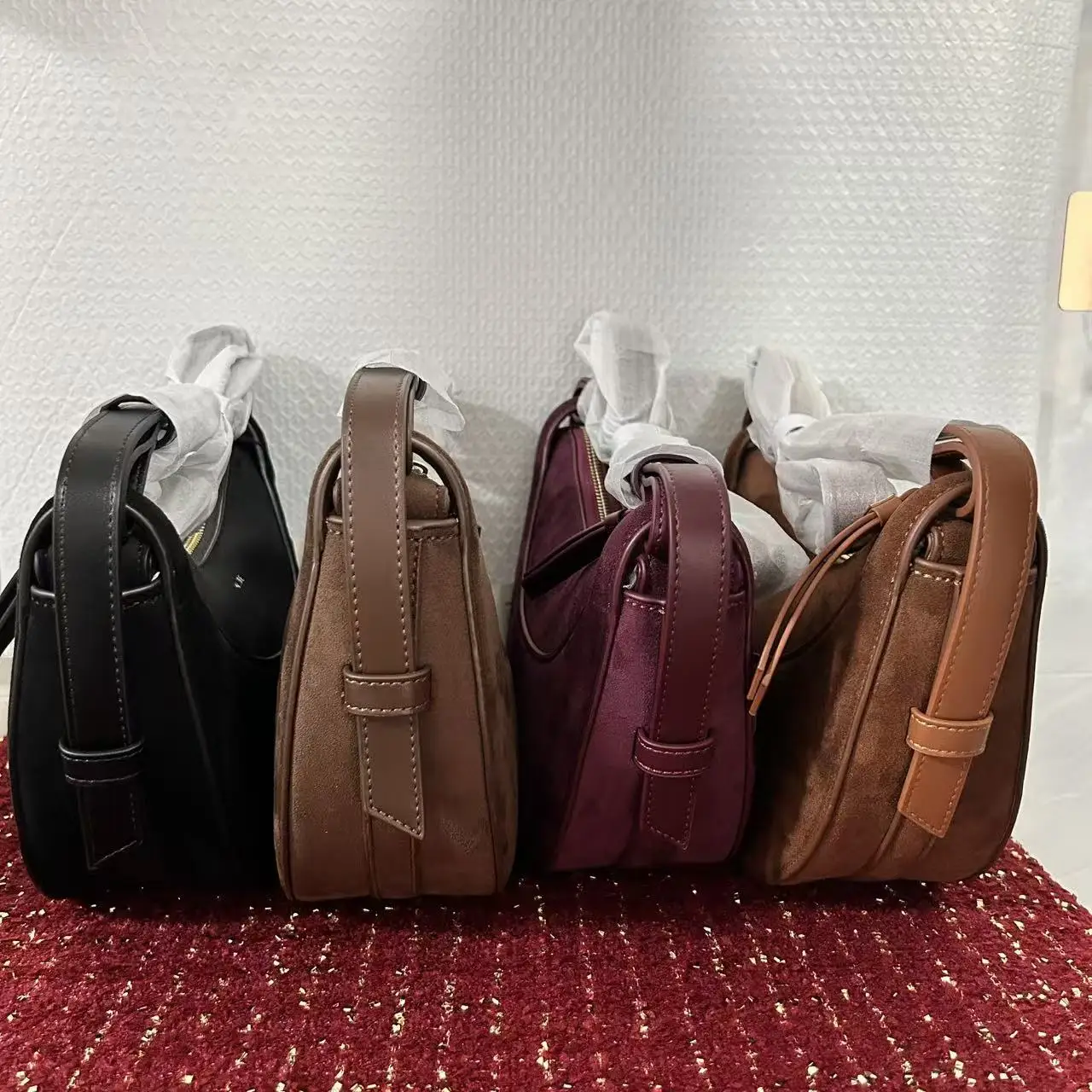 French Fashion 2026 Genuine Leather Women's Shoulder Bag Crescent Shape Zipper Closure Crossbody Bag Niche Design
French Fashion 2026 Genuine Leather Women's Shoulder Bag Crescent Shape Zipper Closure Crossbody Bag Niche Design