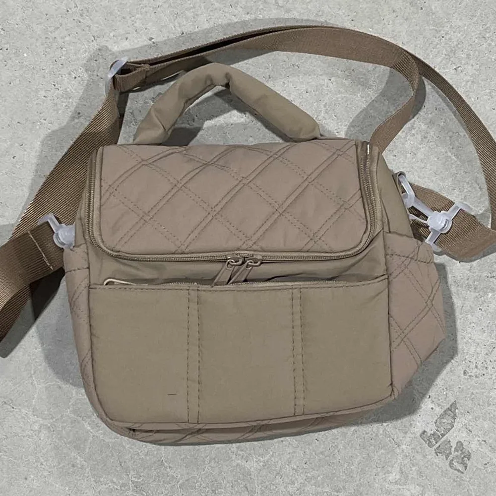 Quilted Puffer Insulated Lunch Bag Soft Cooler Waterproof Lunch Storage Detachable Strap with Handle Thermal Bag Picnic
Quilted Puffer Insulated Lunch Bag Soft Cooler Waterproof Lunch Storage Detachable Strap with Handle Thermal Bag Picnic