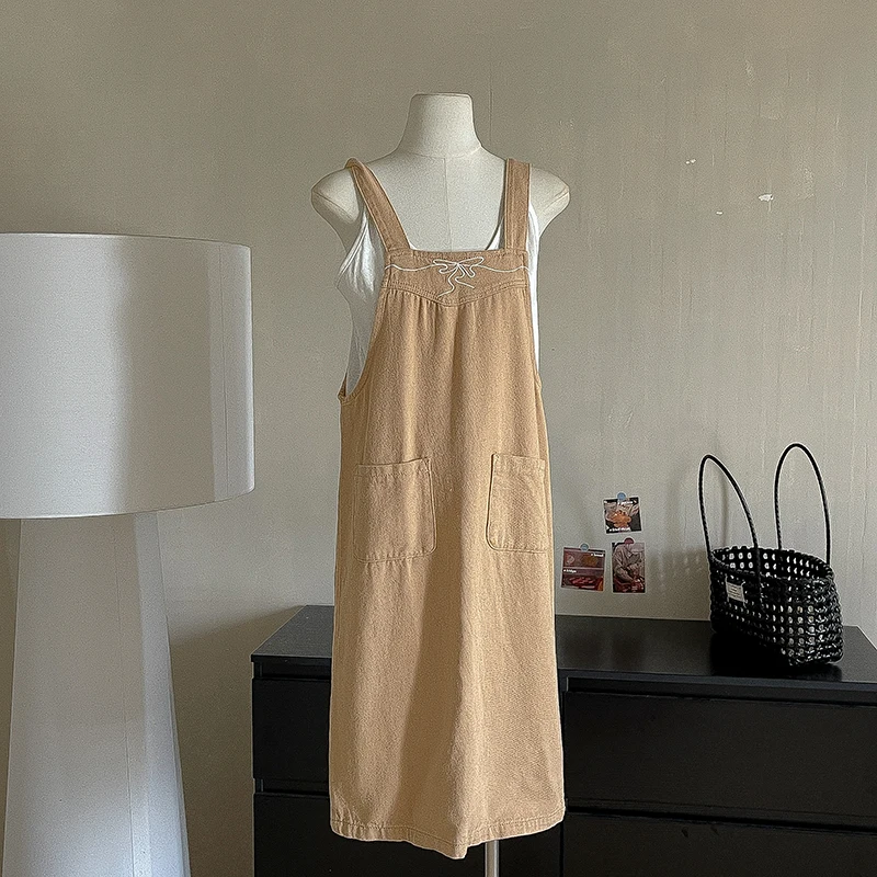 Retro Bow Embroidered Denim Strap Dress Women Casual Korean Pockets Design Mid-Length Suspenders Dresses Female Versatile Dress
Retro Bow Embroidered Denim Strap Dress Women Casual Korean Pockets Design Mid-Length Suspenders Dresses Female Versatile Dress