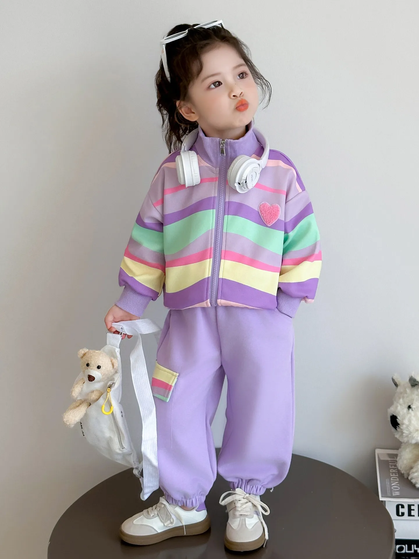 Детский спортивный костюм для девочек на весну-осень: модный комплект из двух предметов — кардиган в полоску с длинным рукавом и прямые брюки.
Детский спортивный костюм для девочек на весну-осень: модный комплект из двух предметов — кардиган в полоску с длинным рукавом и прямые брюки.