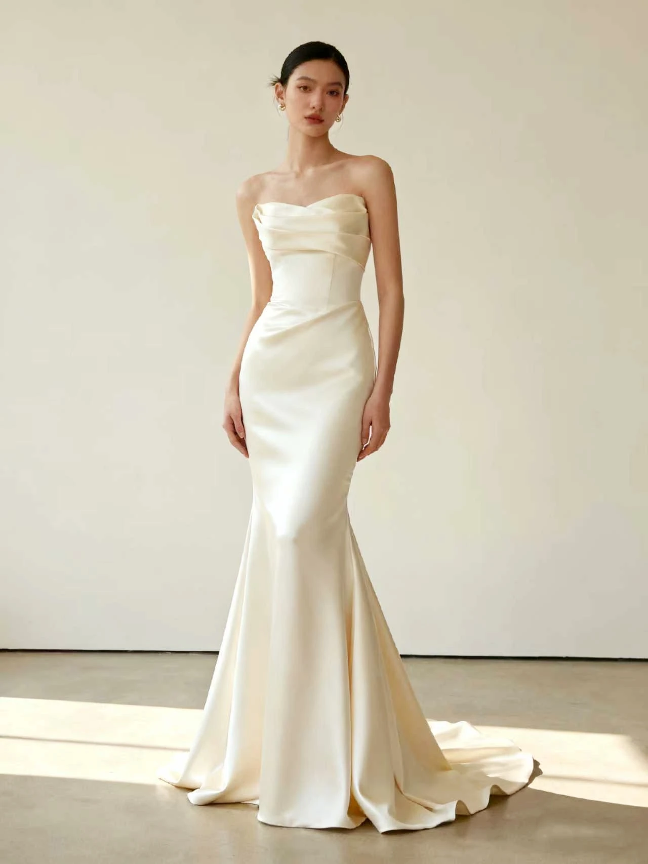 Silk Satin Light Wedding Dress Simple Strapless Outfit Elegantly Tailored Fish Tail White Color for Engagement And Formal Occ...
Silk Satin Light Wedding Dress Simple Strapless Outfit Elegantly Tailored Fish Tail White Color for Engagement And Formal Occ...