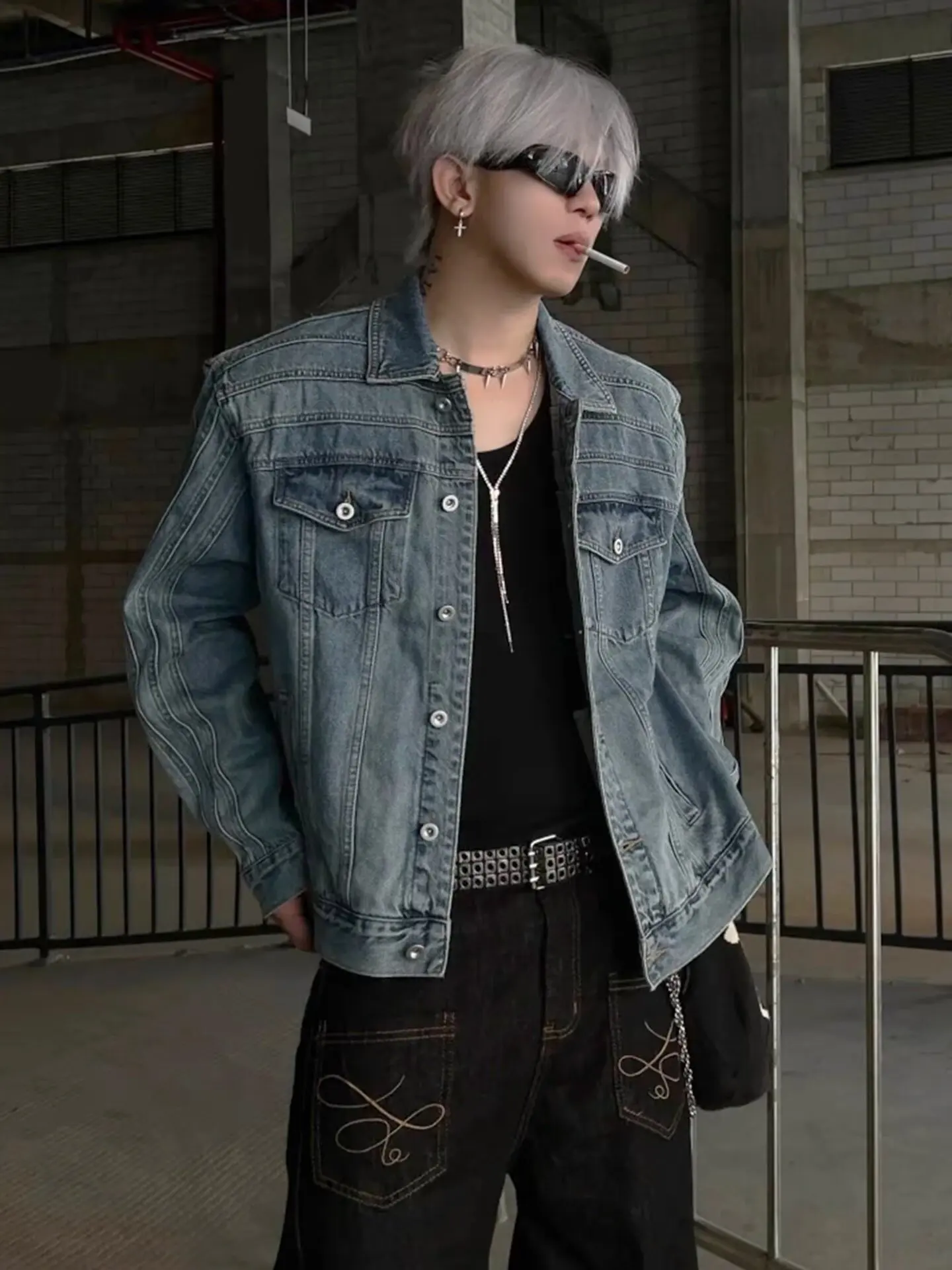 Ретро-куртка в американском стиле из плотного денима с тканым поясом, свободного кроя, повседневная, для стильных парней, с длинными рукавами, отложным воротником, на одной пуговице
Ретро-куртка в американском стиле из плотного денима с тканым поясом, свободного кроя, повседневная, для стильных парней, с длинными рукавами, отложным воротником, на одной пуговице