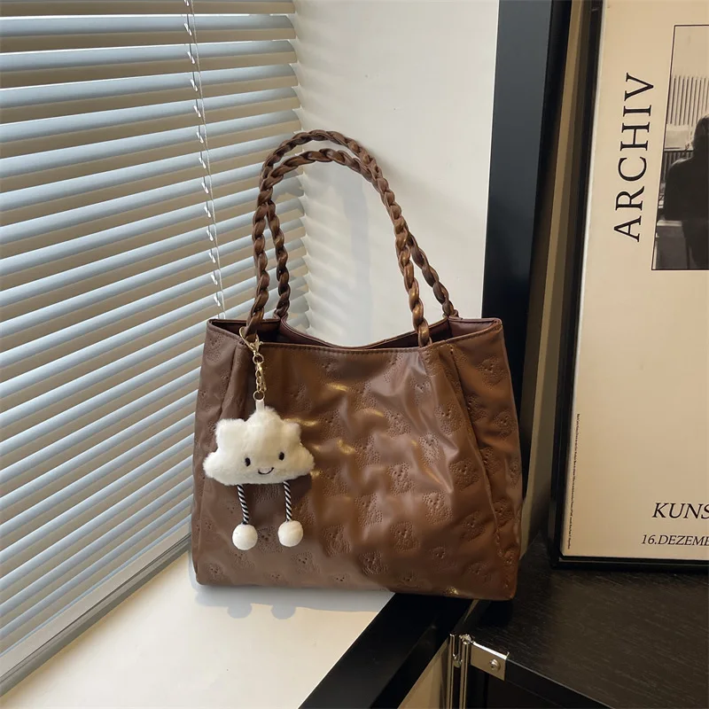Женские сумки на плечо из искусственной кожи Sweet Bear, большая вместительная женская сумка-тоут под мышками, однотонные женские сумки с подвеской
Женские сумки на плечо из искусственной кожи Sweet Bear, большая вместительная женская сумка-тоут под мышками, однотонные женские сумки с подвеской