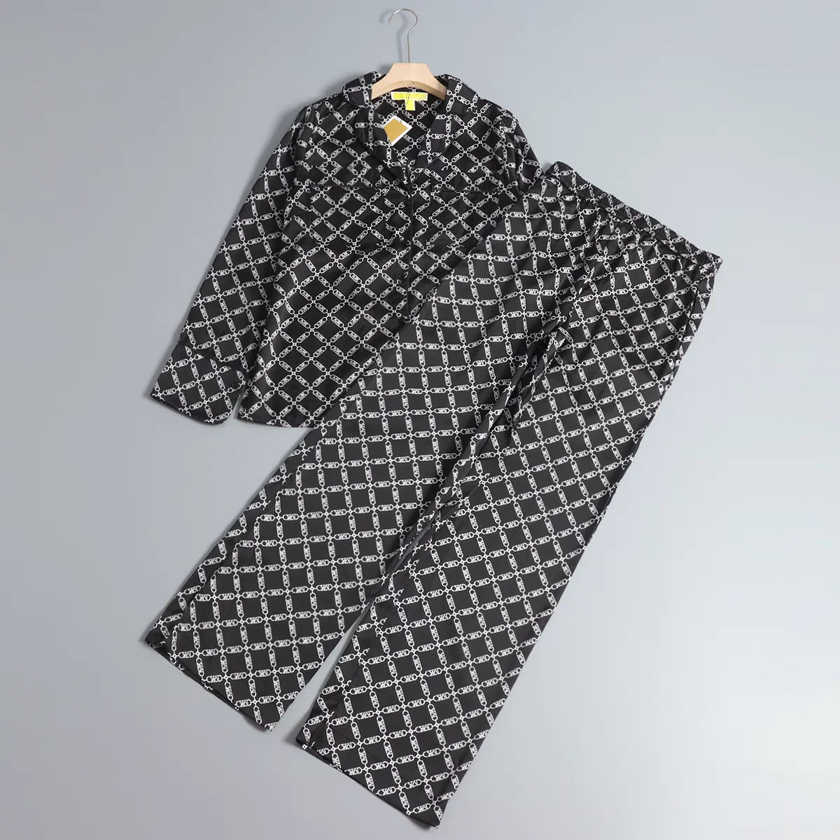 Новые свободные эластичные брюки с шелковистым принтом и воротником-стойкой на пуговицах, комплект домашней одежды, женская повседневная удобная одежда 
Новые свободные эластичные брюки с шелковистым принтом и воротником-стойкой на пуговицах, комплект домашней одежды, женская повседневная удобная одежда