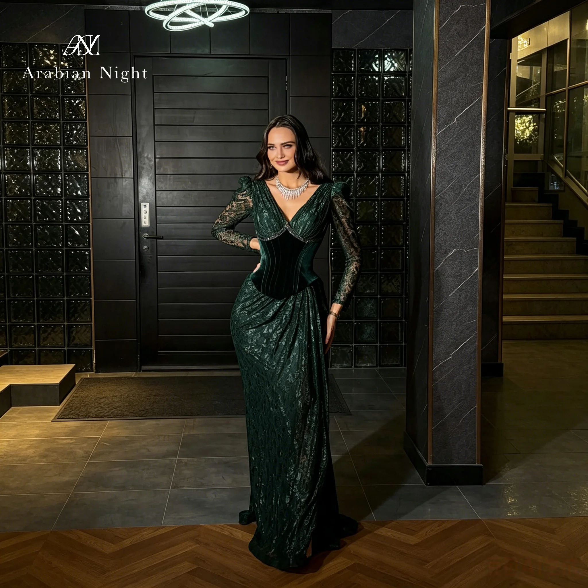 Elegant green V-neck long-sleeved floor-length lace fishtail gown, with delicate lace and a velvet cinched waist belt.
Elegant green V-neck long-sleeved floor-length lace fishtail gown, with delicate lace and a velvet cinched waist belt.